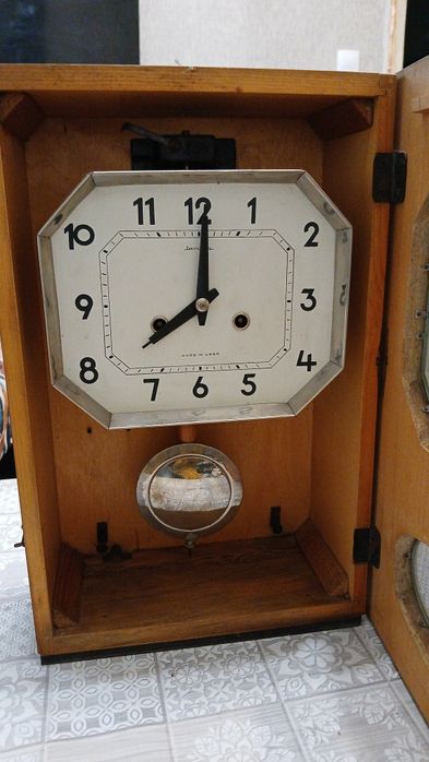 Старинен стенен часовник