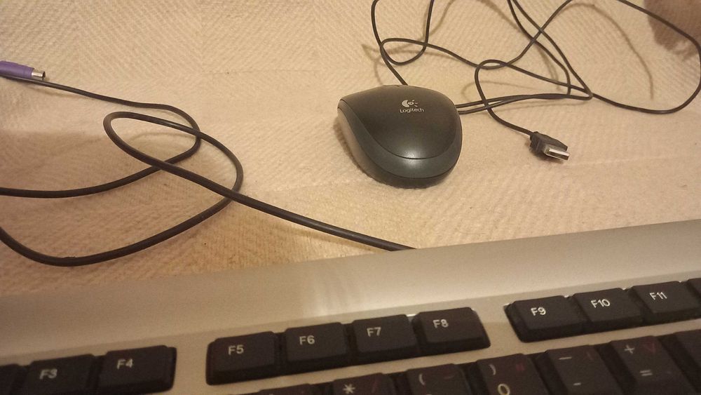 Мишка Logitech + калъф за таблет ( 8-10 инча ) . Клавиатура Delux .