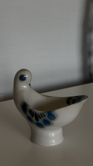 Фарфоровая фигурка голубя