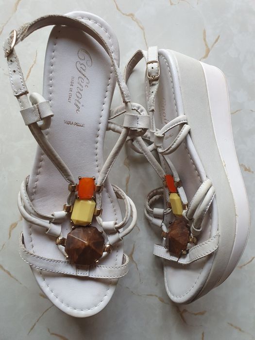 Продаю босоножки на танкетке