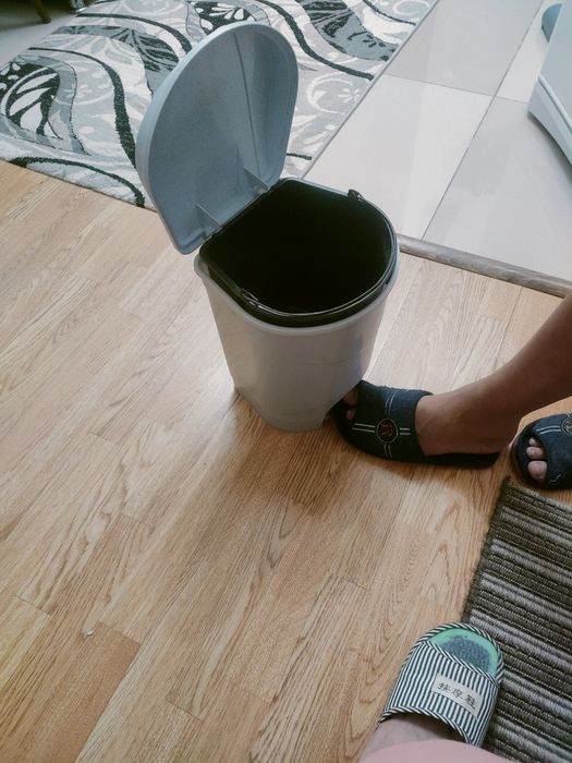 Пластиковое ведро для мусора