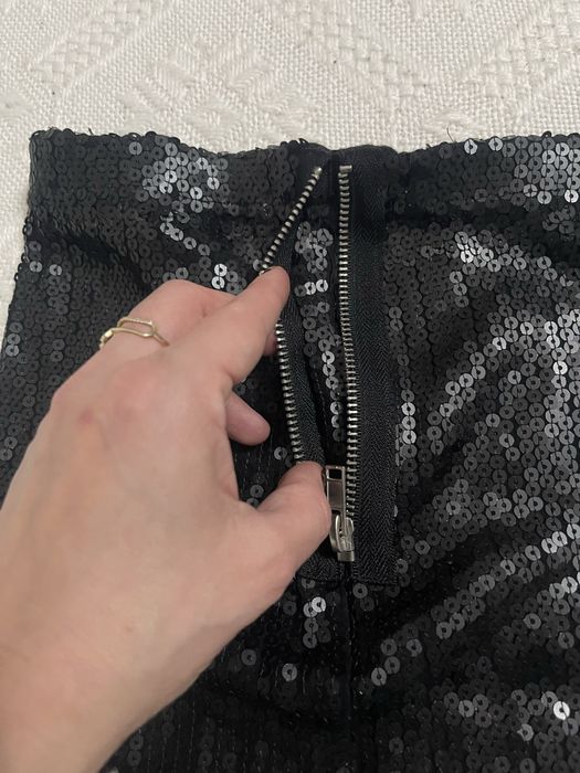 Fusta mini cu paiete poate fi purtata si ca top