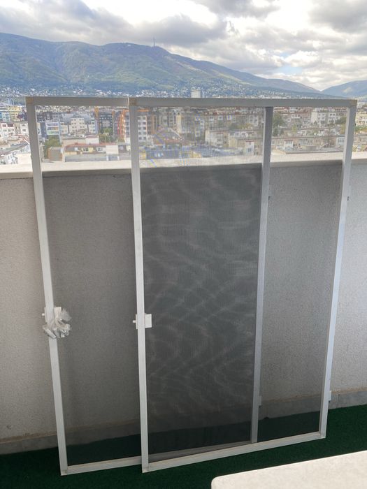 Два бели комарника на панти - 76.5х133.5см