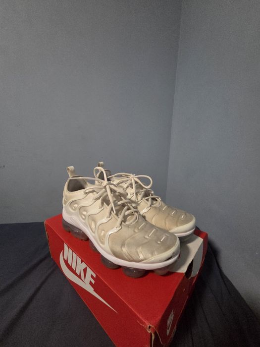 Vapormax plus бели