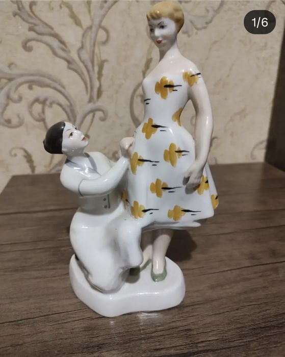 Фарфоровая статуэтка.