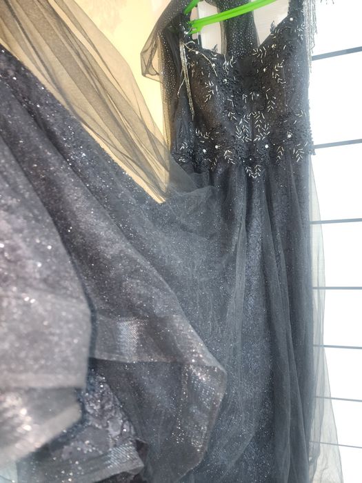 Vecherni koʻylak qora juda chiroyli 54- 56 razmerlarga ham ketadi