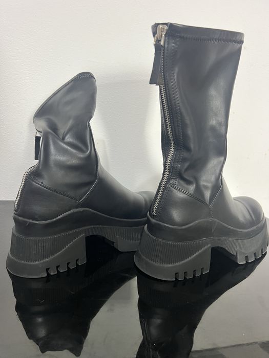 Cizme Zara din piele naturală purtate puțin vin foarte bine în picior