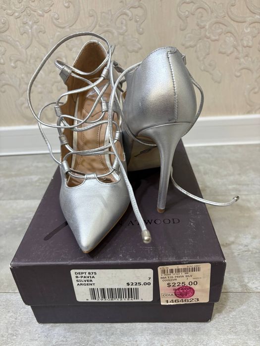 Кожаные туфли 
Размер: 7 (US)
Материал:
 • Верх — сатин