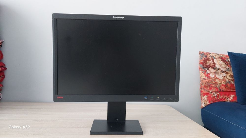 Продаю хороший монитор LENOVO