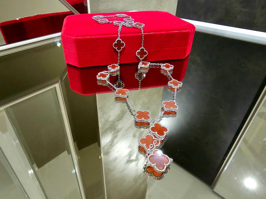 Van Cleef & Arpels VCA Silver Red Alhambra 20 Motifs Дамско Колие