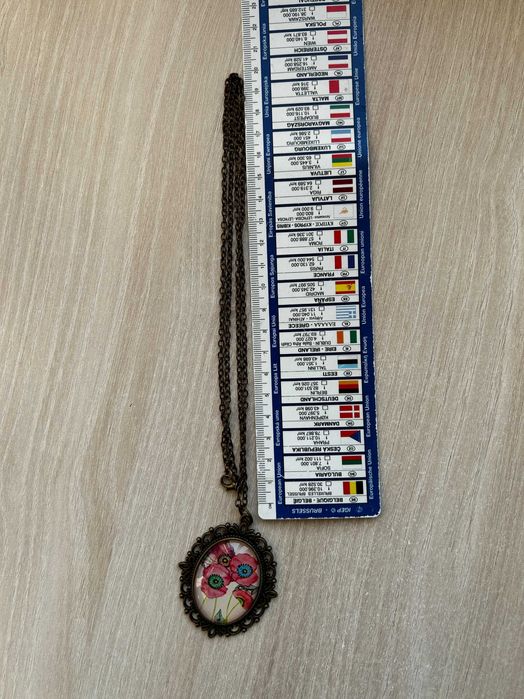 Продавам нов ръчно изработен медальон с дълга верижка