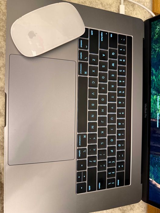 Macbook Pro 15,4" model A1990 2019 touch bar i7 16gb 256Gb