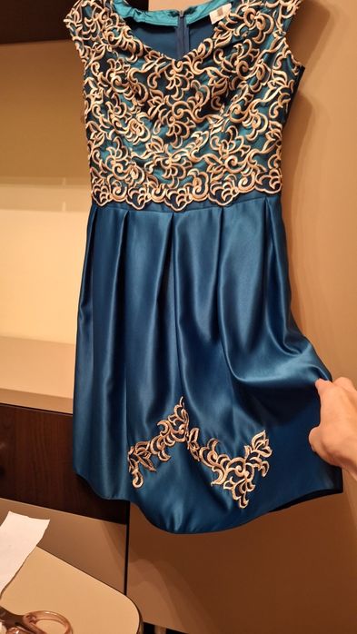 Vand rochita eleganta din saten,culoarea verde cu auriu mar.40