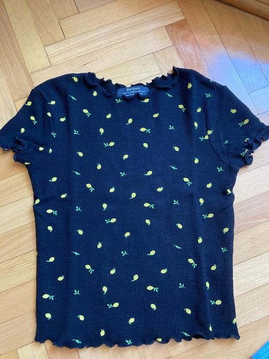 Doua tricouri fete, de la Bershka, mărime XS