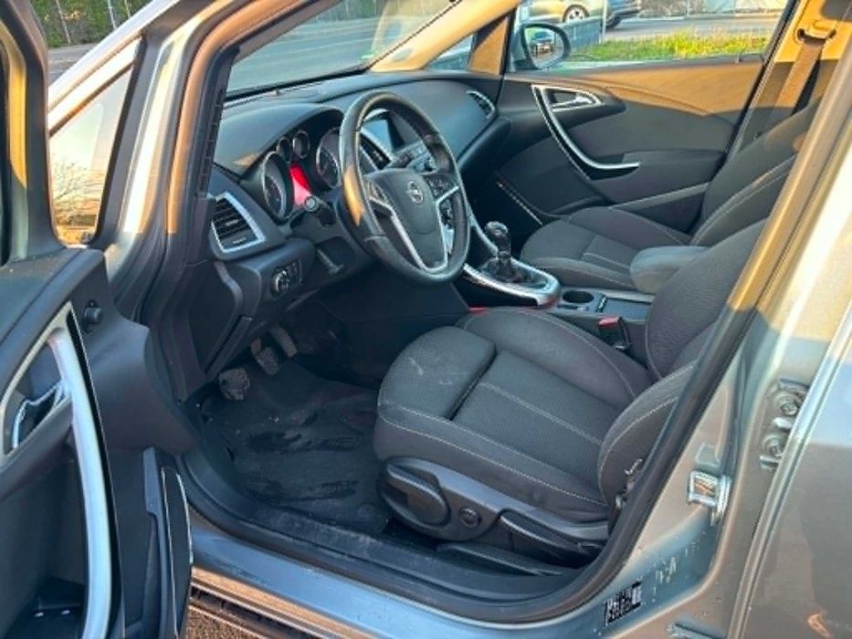 Vand  opel astra j  an 2011  motor 1.7 CDTI 6 viteze  euro 5 consum 4L