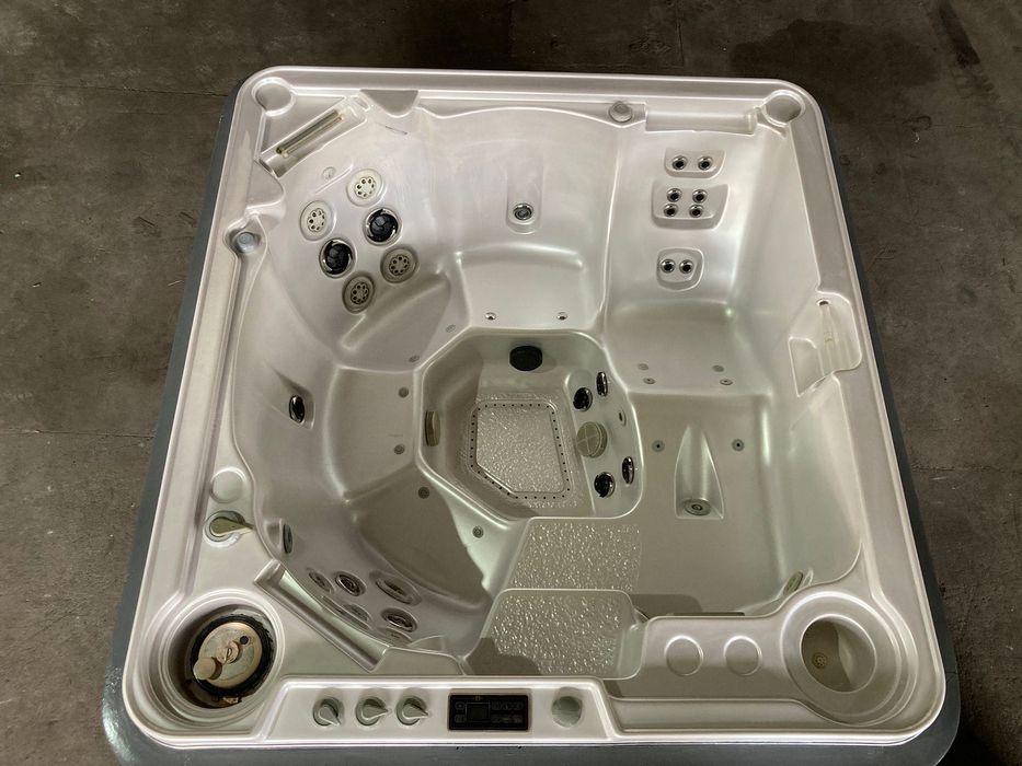 Канадско Джакузи перфектно състояние 3м гаранция с ново покривало