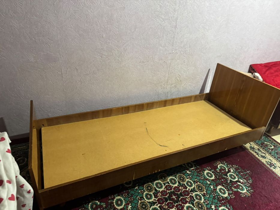 Кровать на ножках б/у