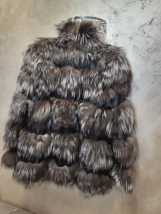Vand haina de blana naturala 100% superba din vulpe( Silver Fox)autentica de o calitate  superioara deosebita si moderna. Sistem de închidere dasco.