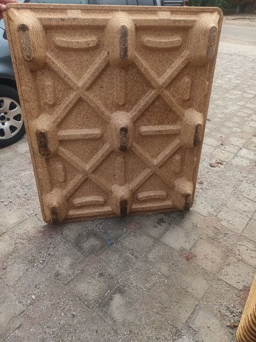 Vand paletii din lemn presat
