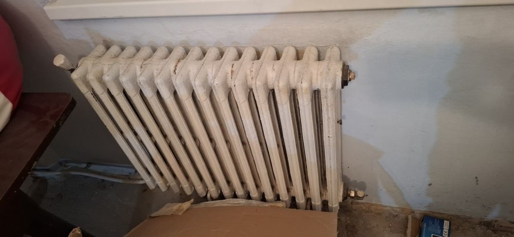 Vând 5 calorifere de fonta în perfectă stare.