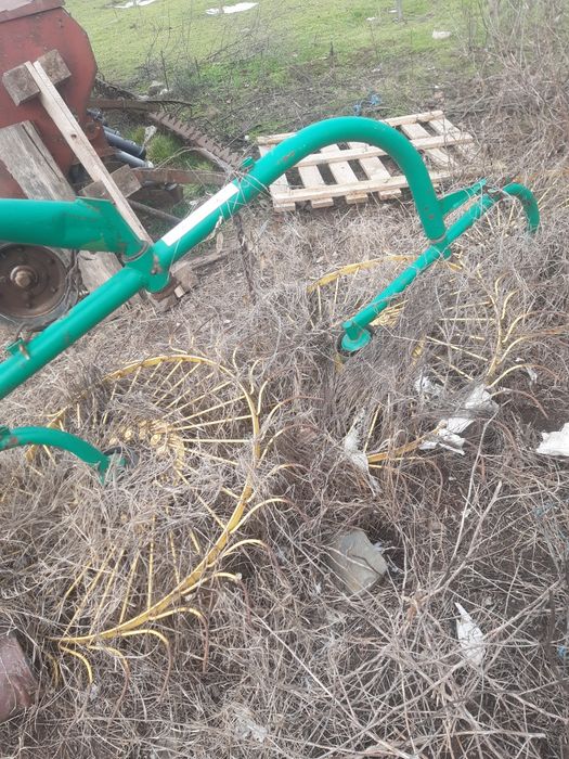 Greblă și cositoare de vânzare.