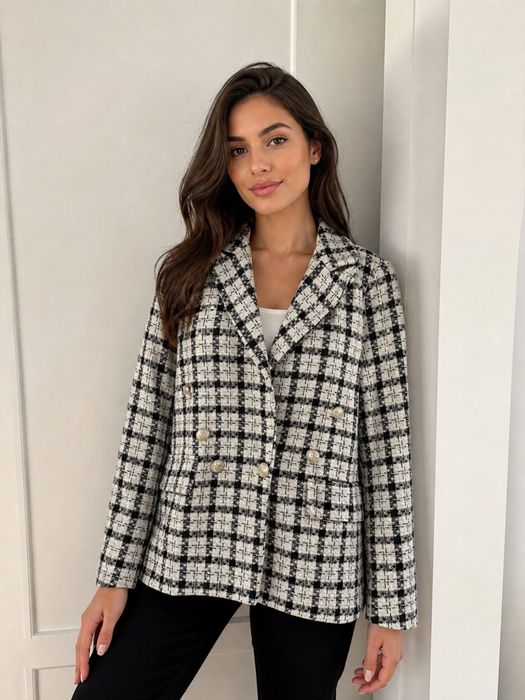 Сако букле бяло и черно със златни копчета по модел на Zara