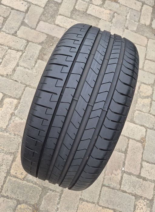 O bucată 275/35 R22 vară - una Pirelli