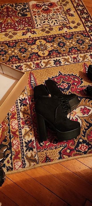 Продавам дамски велурени обувки боти номер 36 носени са няколко пъти