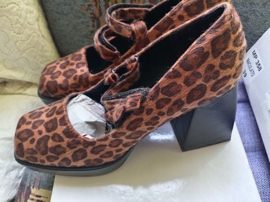 Тигрови високи обувки