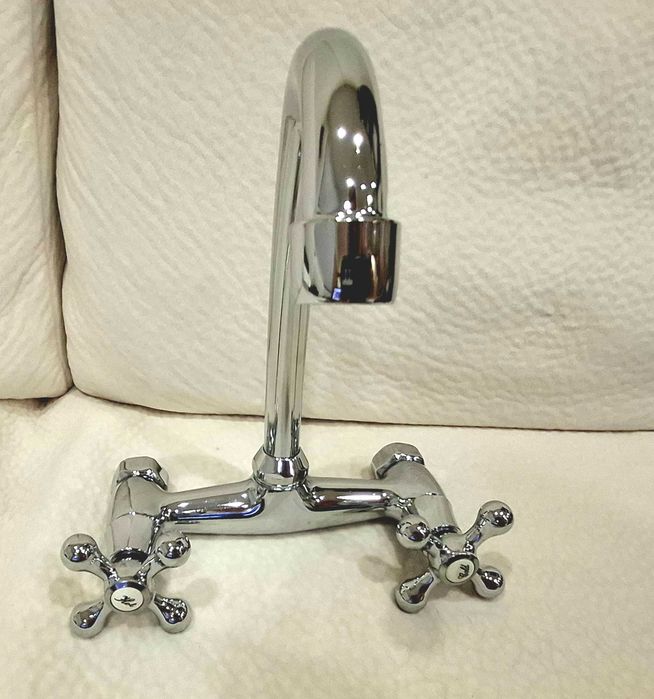 Стоящ  ретро смесител за баня