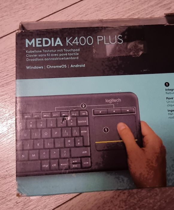 Клавиатура с вградена мишка Logitech Media K400