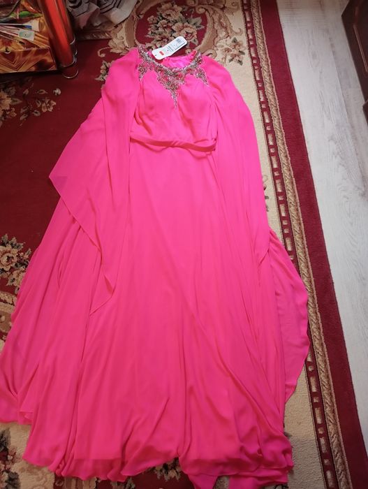 Красивое розовое платье