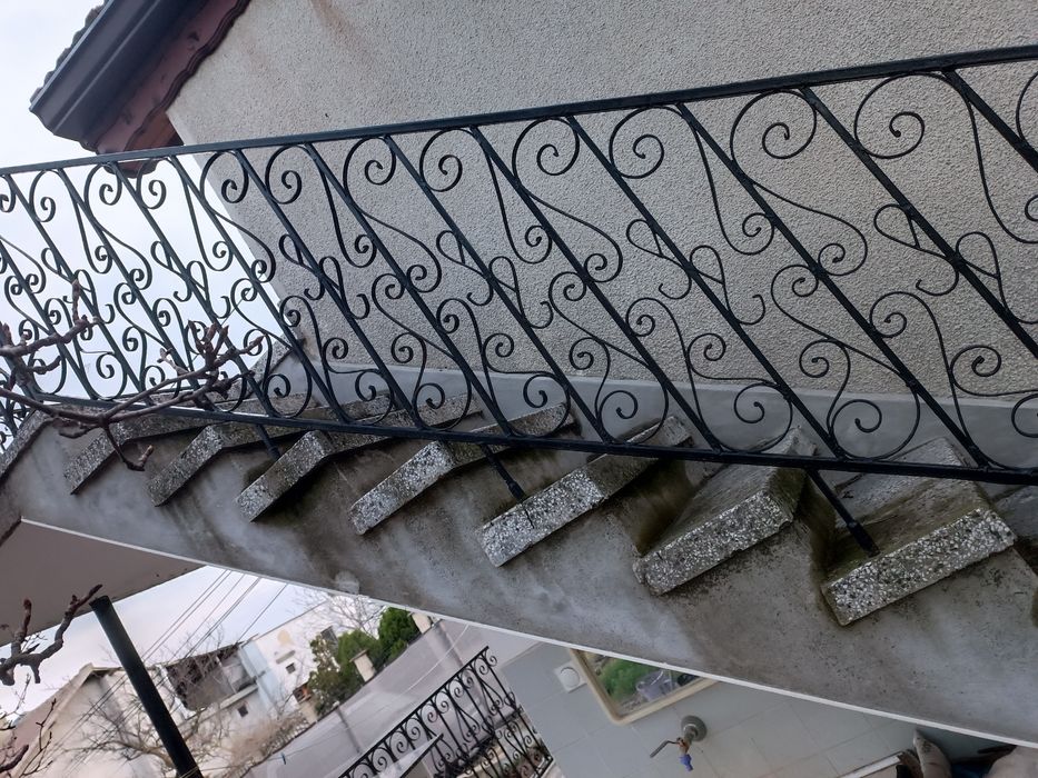 метална ажурна декоративна ограда-парапет.
