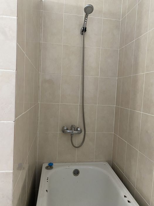 Транссексуал қырылған жыныс мүшесін мастурбациялайды.