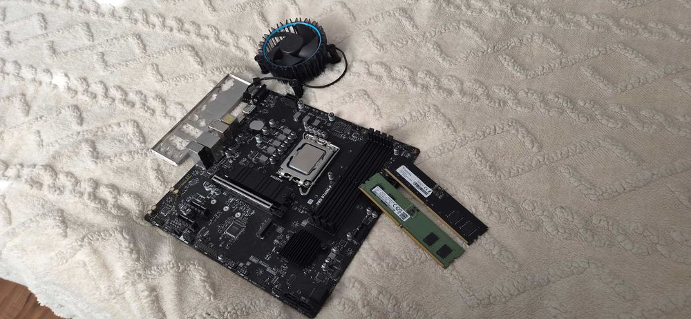 KIT GAMING INTEL i5 12600k,16gb ram DDR5- Vezi anunt !