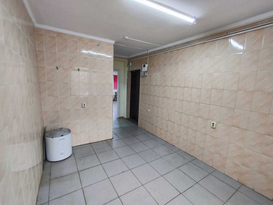 Напротив ТД Бакалея, 42 кв.м.