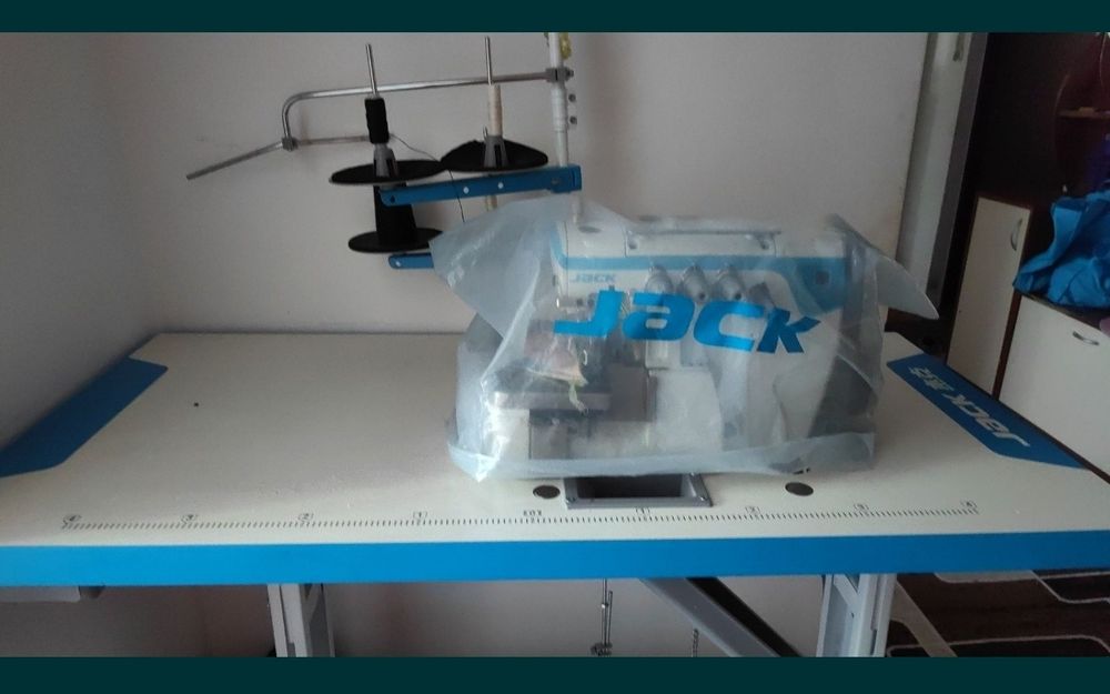 Оверлок JACK E4.