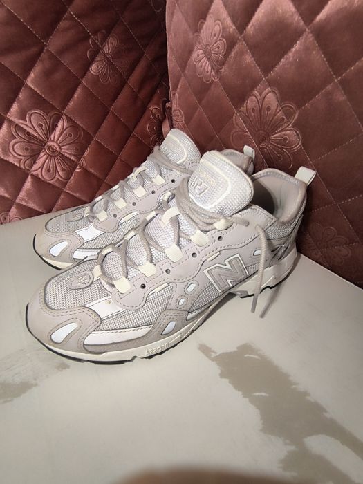 Adidasi New Balance 827