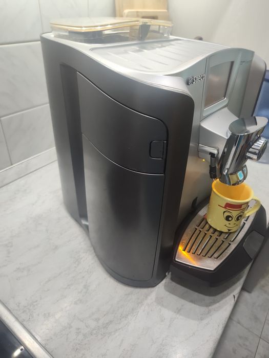 Продавам пълен кафеавтомат Saeco Primea touch cappuccino
