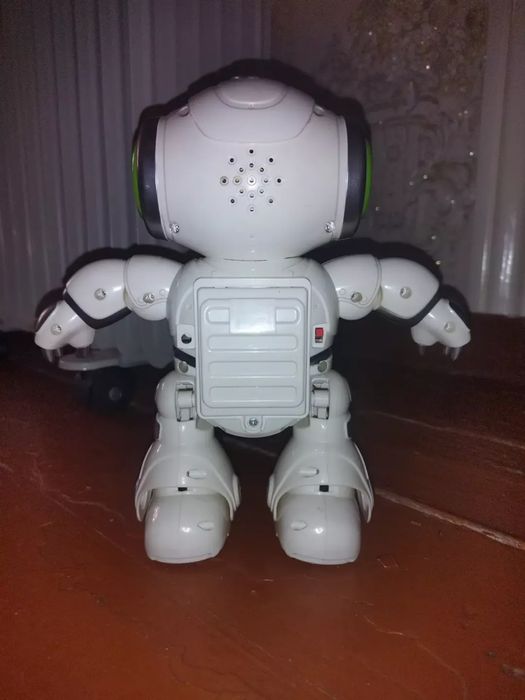 Танцующий робот с пультом управления
