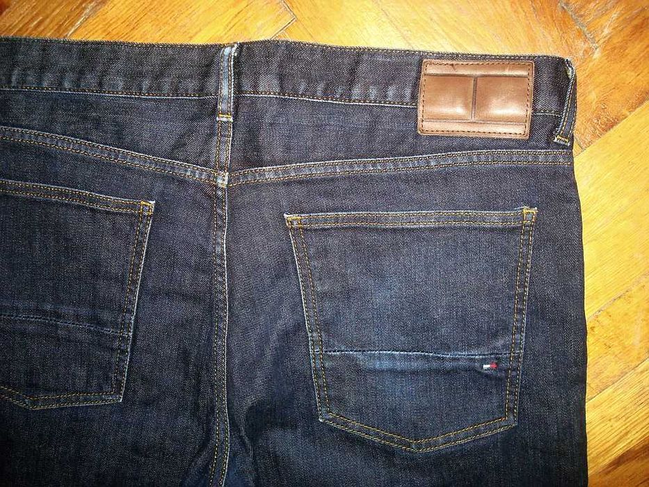 Blugi Tommy Hilfiger Bleecker W 38xL32 (talie 98cm, lungime 105cm).