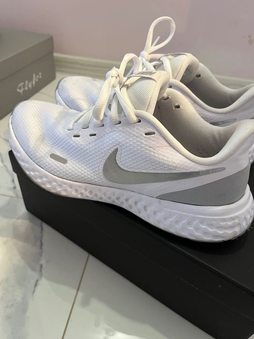 Сникърси Найк, бели, носени 2-3 пъти, като нови. Много удобни