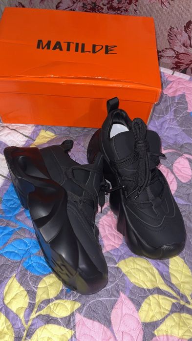 Кроссовки водоотталкивающие