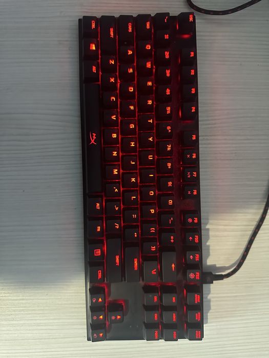 Sistem Descktop PC Gaming cu Monitor si Tastatura.