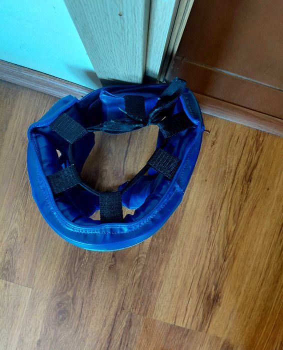 Два чифта боксови ръкавици и каска