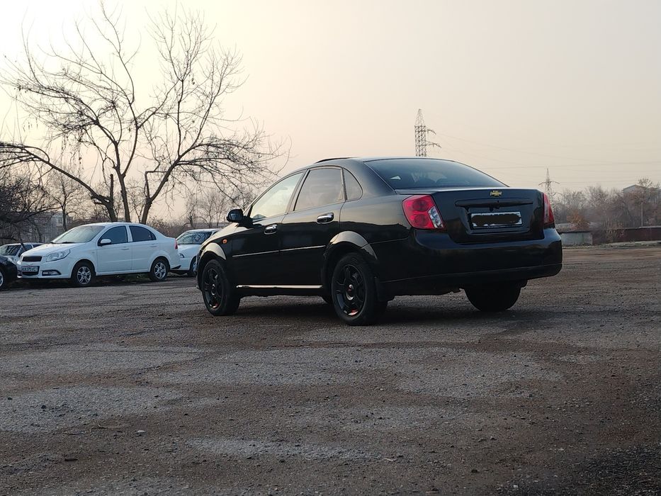 Lasetti 1.6 sotiladi