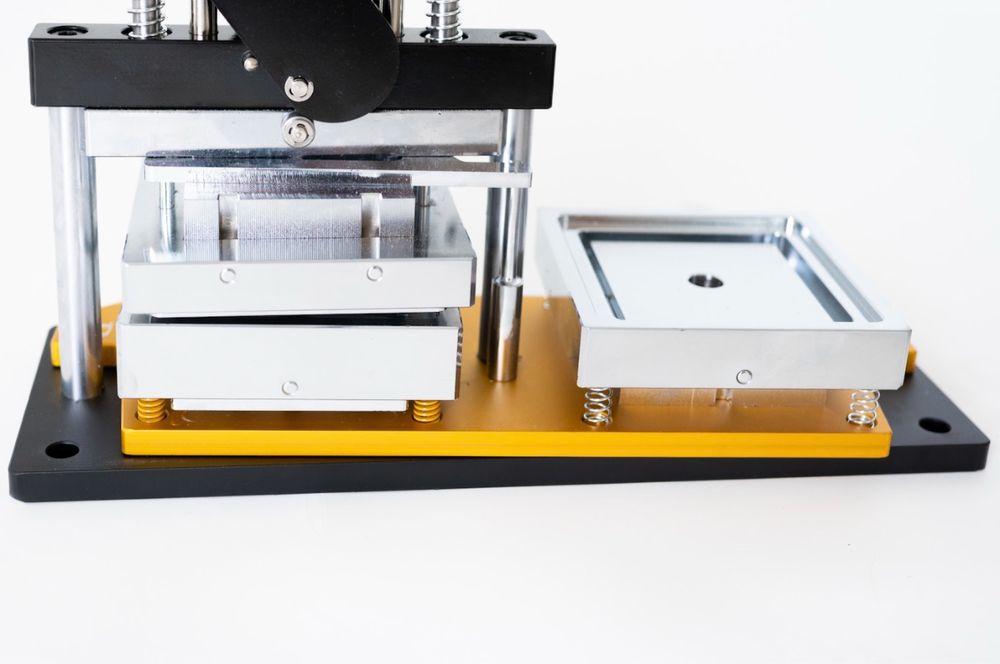 Преса за магнити