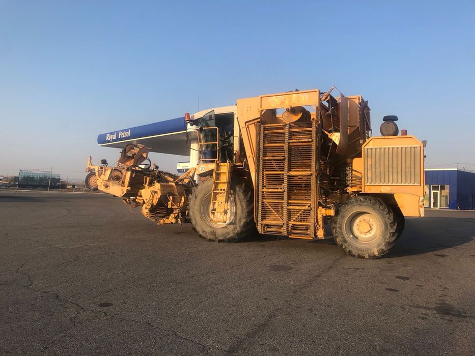 Продам Свеклоуборочный комбайн.