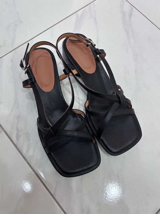 Босоножки кожаные