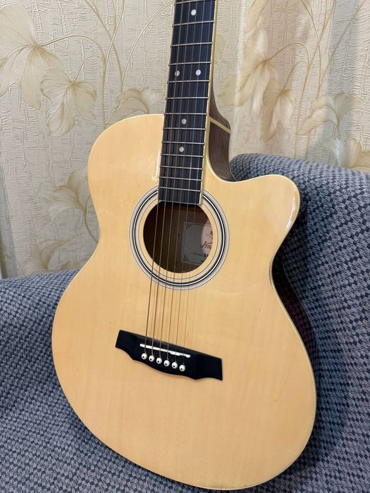 Продаётся Акустическая гитара